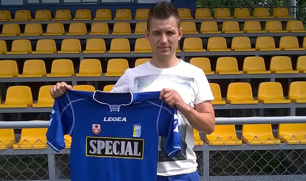 Tomasz Sambor przekazuje koszulkę Olimpii na aukcję dla Agatki