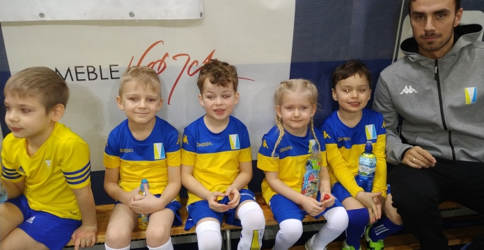 MALI OLIMPIJCZYCY TRENUJĄ POD OKIEM 2-LIGOWCA