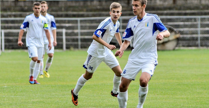 Juniorzy przegrali z liderem